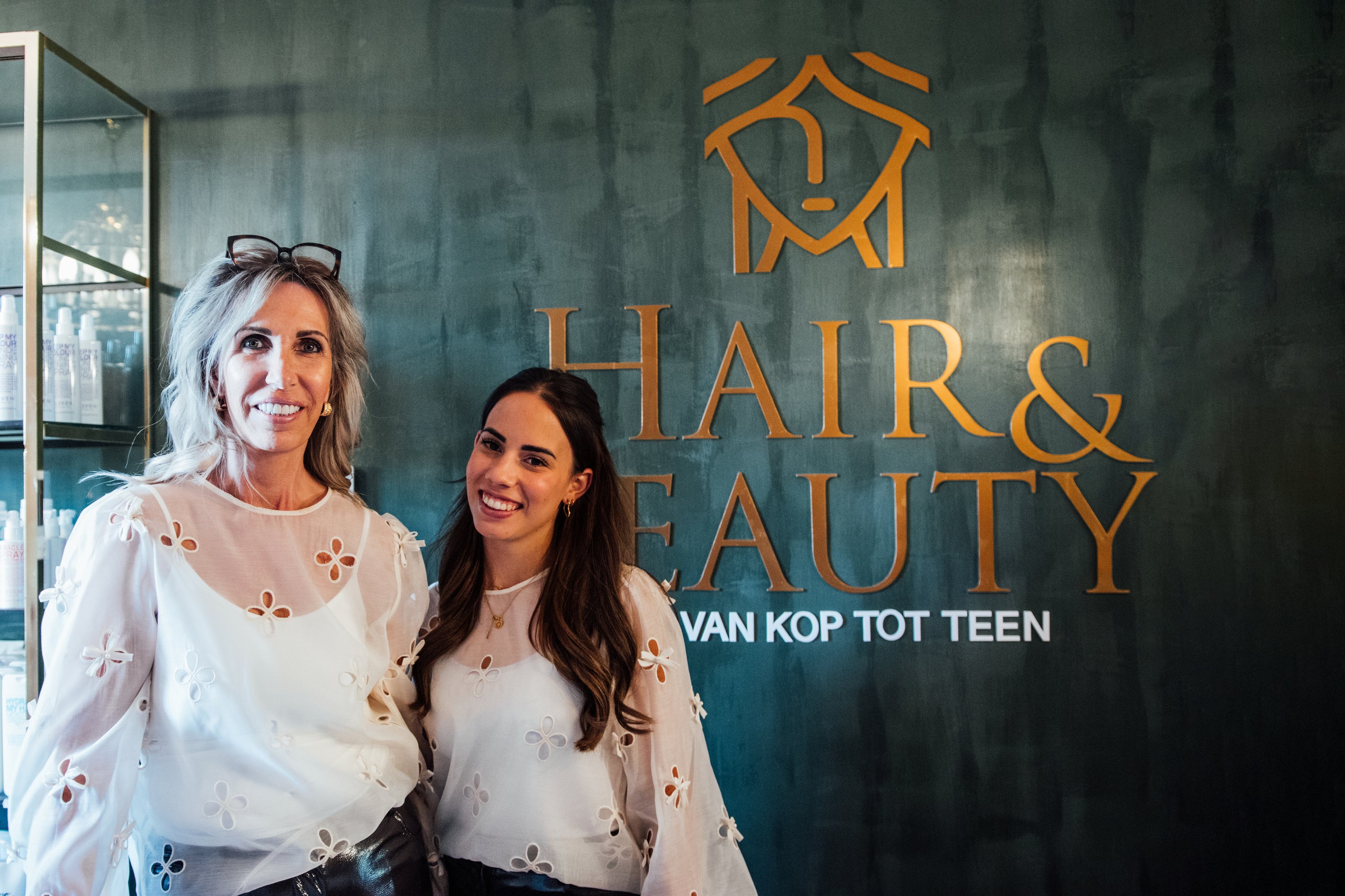 Een foto van Anthe en Els in de salon