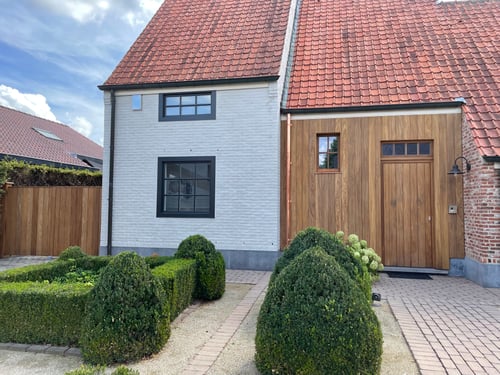 Afrormosia houten gevelbekleding geplaatst door schrijnwerker Bongaerts D. in Oudsbergen