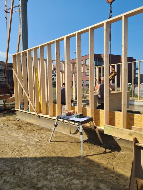 Houtskeletbouwproject met rondhout uitgevoerd door schrijnwerker Bongaerts D. in Oudsbergen