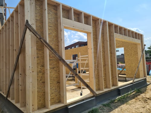 Grenen houtskeletbouw geplaatst door schrijnwerker Bongaerts D. in Oudsbergen