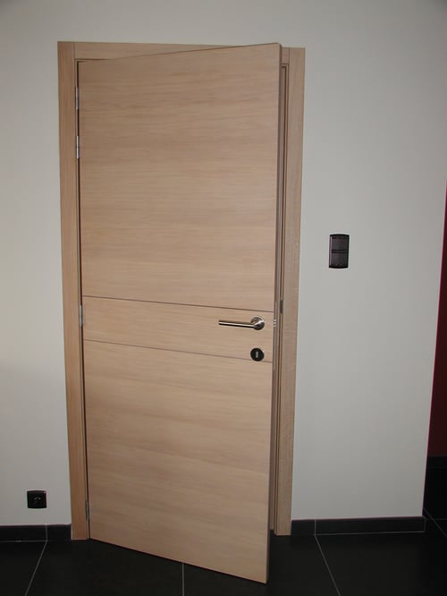 Binnendeur in fineerhout geplaatst door schrijnwerker Bongaerts D. in Oudsbergen