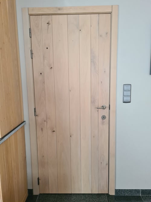 Eiken binnendeur geplaatst door schrijnwerker Bongaerts D. in Oudsbergen