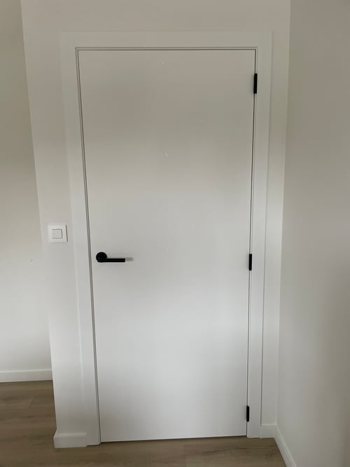 Gelakte MDF binnendeur geplaatst door schrijnwerker Bongaerts D. in Oostende