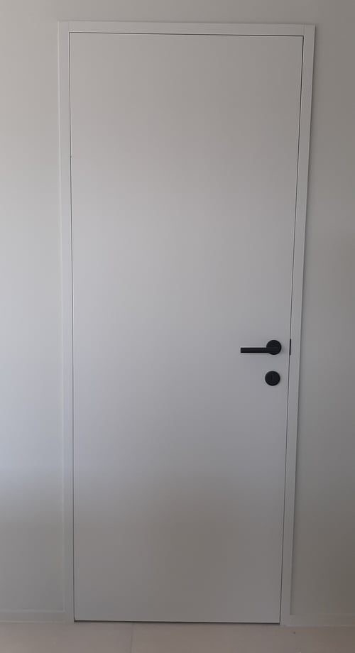 Binnendeur met blokkader in Rubberwood geplaatst door schrijnwerker Bongaerts D. in Mechelen