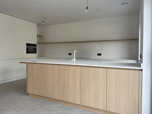 Maatwerk keuken in HPL wit en eik geplaatst door schrijnwerker Bongaerts D. in Leuven