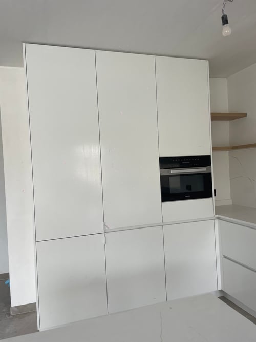 Moderne keuken in HPL wit en eik geplaatst door schrijnwerker Bongaerts D. in Leuven