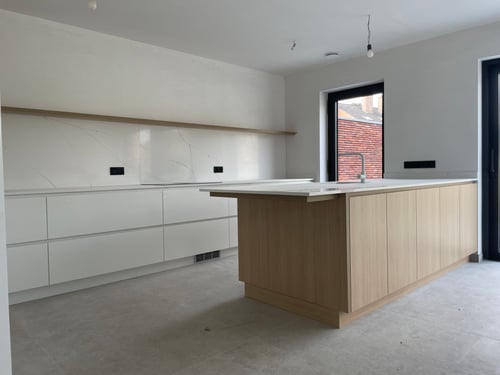 Maatwerk keuken in HPL wit en eik geplaatst door schrijnwerker Bongaerts D. in Geraardsbergen
