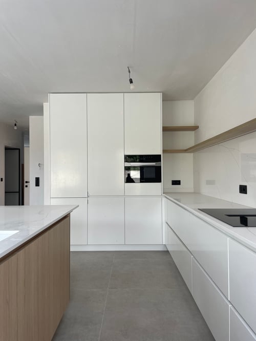 Keuken in HPL wit geplaatst door schrijnwerker Bongaerts D. in Geraardsbergen