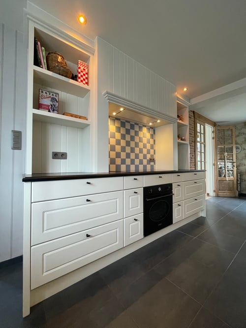 Moderne keuken in gelakt MDF geplaatst door schrijnwerker Bongaerts D. in Oudsbergen