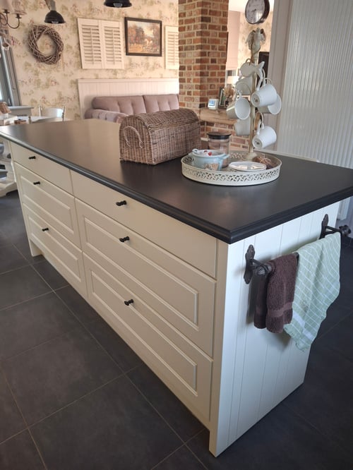 Strakke keuken in gelakt MDF geplaatst door schrijnwerker Bongaerts D. in Oudsbergen