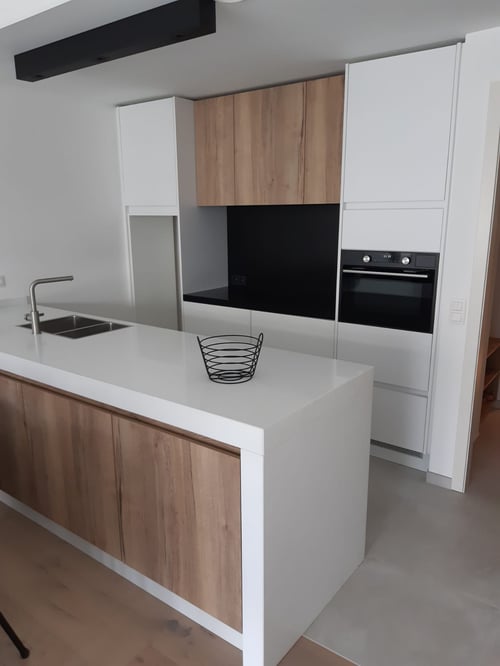 Keuken in HPL eik geplaatst door schrijnwerker Bongaerts D. in Knokke