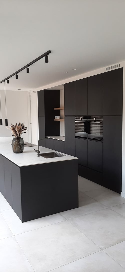 Keuken met HPL zwart fronten geplaatst door schrijnwerker Bongaerts D. in Pelt