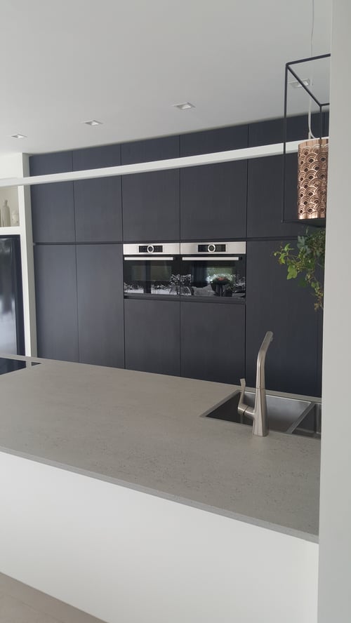 Moderne keuken in HPL zwart geplaatst door schrijnwerker Bongaerts D. in Oudsbergen