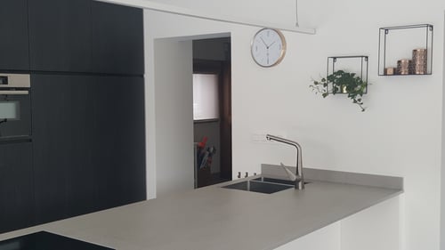 Strakke keuken in HPL zwart geplaatst door schrijnwerker Bongaerts D. in Oudsbergen