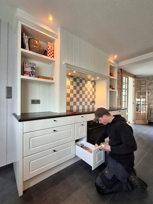 Keuken in gelakt MDF geplaatst door schrijnwerker Bongaerts D. in Oudsbergen