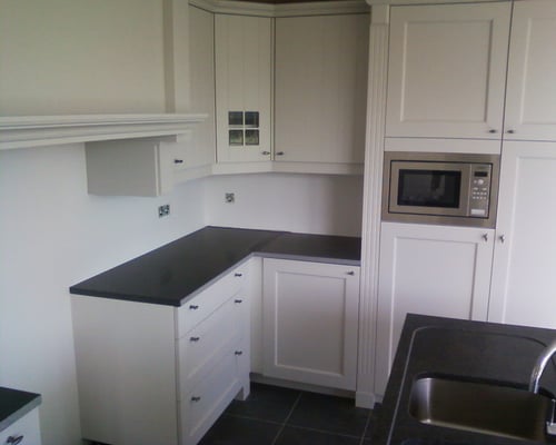 Keuken in gelakt MDF geplaatst door schrijnwerker Bongaerts D. in Duinbergen