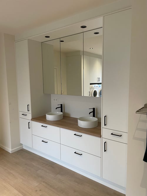 Maatwerkmeubel in wit HPL gerealiseerd door schrijnwerker Bongaerts D. in Helchteren