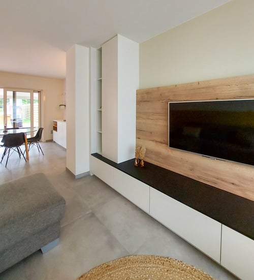 Maatwerkkast in HPL eik gerealiseerd door schrijnwerker Bongaerts D. in Oudsbergen