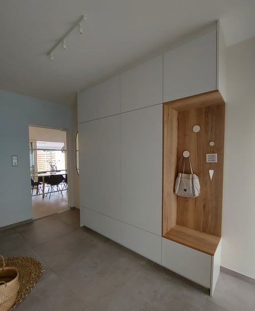 Maatwerk in HPL gebroken wit gerealiseerd door schrijnwerker Bongaerts D. in Oudsbergen