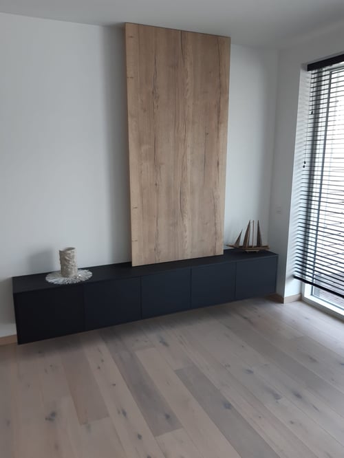 Maatwerkkast in HPL eik gerealiseerd door schrijnwerker Bongaerts D. in Knokke