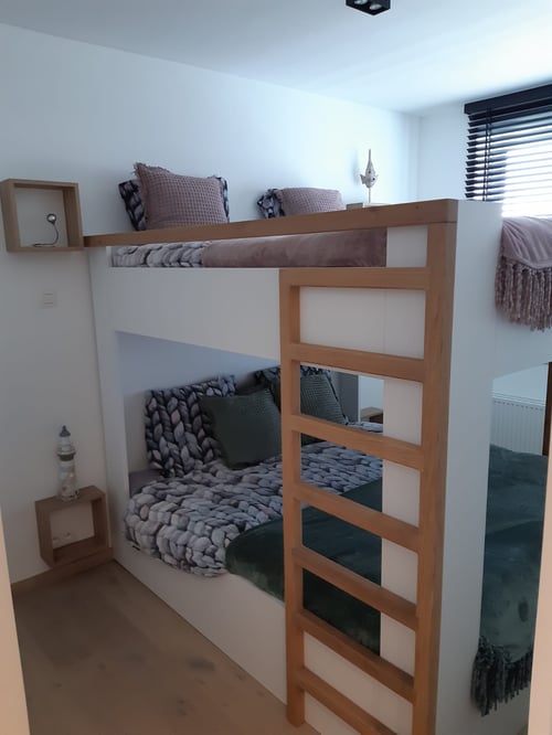 Maatwerkmeubel in HPL wit en eik gerealiseerd door schrijnwerker Bongaerts D. in Knokke