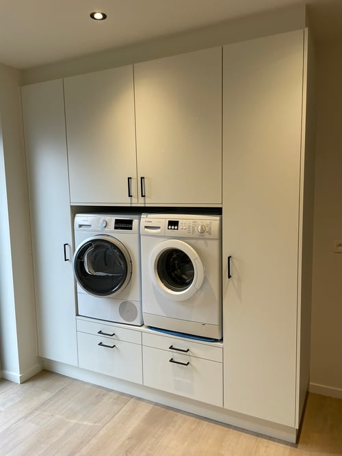 Maatwerkopbergkast in HPL wit gerealiseerd door schrijnwerker Bongaerts D. in Houthalen