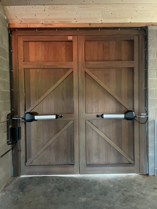 Afrormosia houten openslaande garagepoort geplaatst door schrijnwerker Bongaerts D. in Helchteren