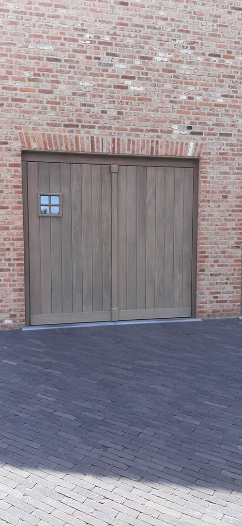 Afrormosia houten openslaande garagepoort geplaatst door schrijnwerker Bongaerts D. in Wijchmaal