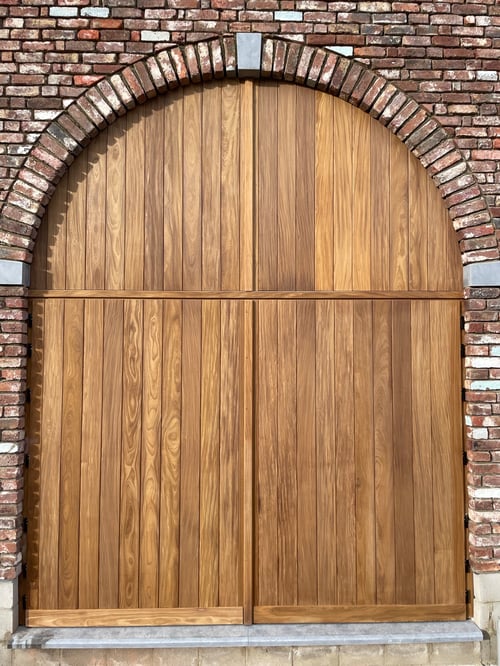 Afrormosia houten openslaande garagepoort geplaatst door schrijnwerker Bongaerts D. in Wellen