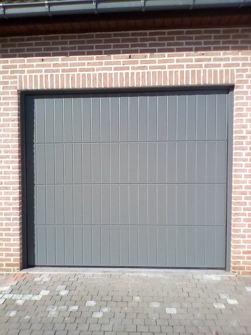 Sipo houten sectionale garagepoort geplaatst door schrijnwerker Bongaerts D. in Oudsbergen