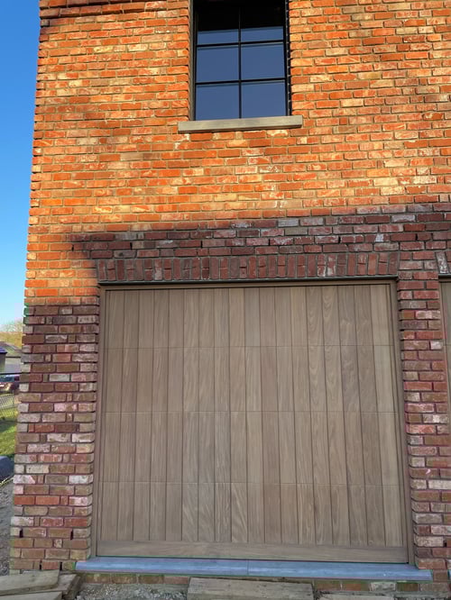 Afrormosia houten sectionale garagepoort geplaatst door schrijnwerker Bongaerts D. in Genk