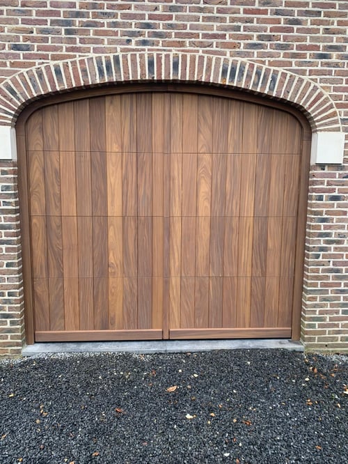 Afrormosia houten sectionale garagepoort geplaatst door schrijnwerker Bongaerts D. in Neeroeteren
