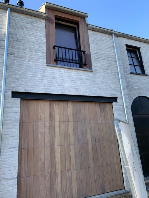Afrormosia houten sectionale garagepoort geplaatst door schrijnwerker Bongaerts D. in Eigenbilzen