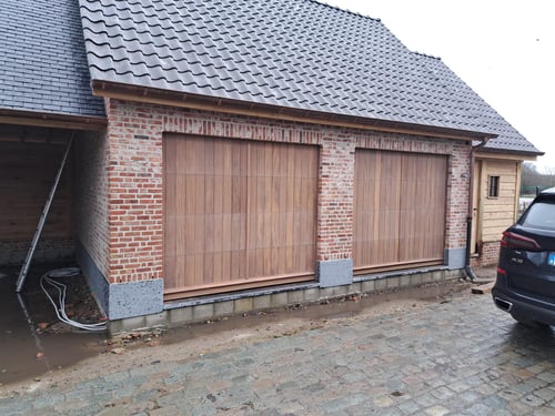 Afrormosia houten sectionale garagepoort geplaatst door schrijnwerker Bongaerts D. in Lummen