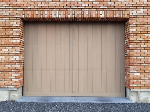 Afrormosia houten sectionale garagepoort geplaatst door schrijnwerker Bongaerts D. in Rotem