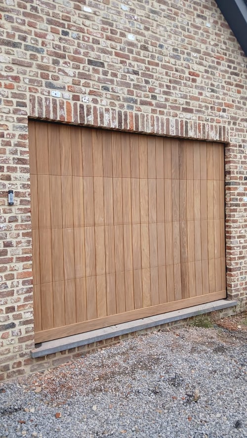 Afrormosia houten sectionale garagepoort geplaatst door schrijnwerker Bongaerts D. in Asse