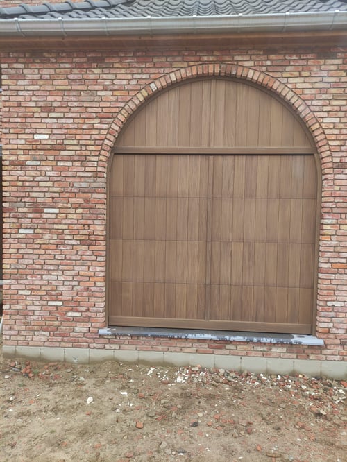 Afrormosia houten sectionale garagepoort geplaatst door schrijnwerker Bongaerts D. in Diest
