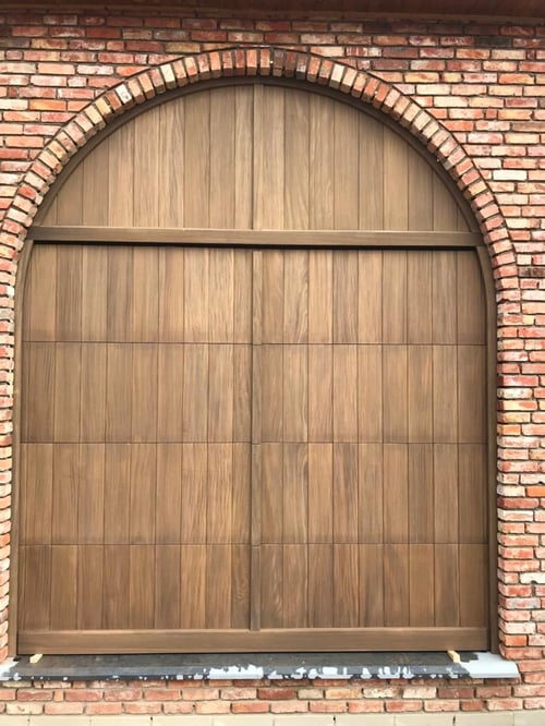 Afrormosia houten sectionale garagepoort geplaatst door schrijnwerker Bongaerts D. in Diest