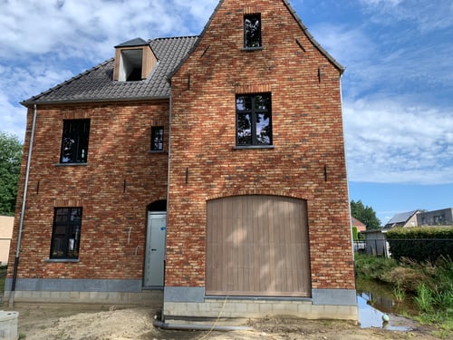 Afrormosia houten sectionale garagepoort geplaatst door schrijnwerker Bongaerts D. in Genk