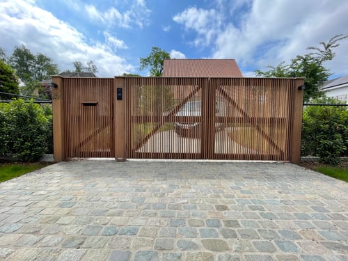 Iroko houten draaipoort geplaatst door schrijnwerker Bongaerts D. in Hasselt