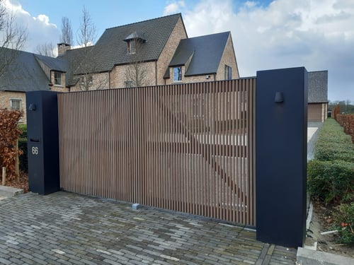 Afrormosia houten draaipoort geplaatst door schrijnwerker Bongaerts D. in Peer