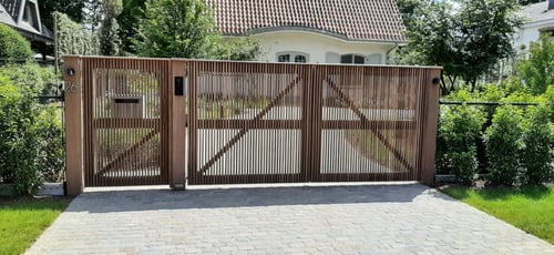 Afrormosia houten draaipoort geplaatst door schrijnwerker Bongaerts D. in Kiewit