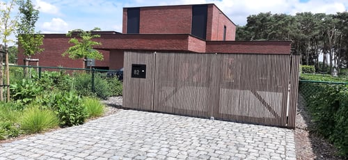 Afrormosia houten draaipoort geplaatst door schrijnwerker Bongaerts D. in Gruitrode