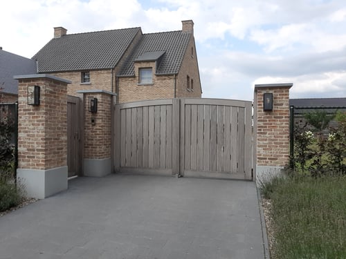 Afrormosia houten draaipoort geplaatst door schrijnwerker Bongaerts D. in Gruitrode