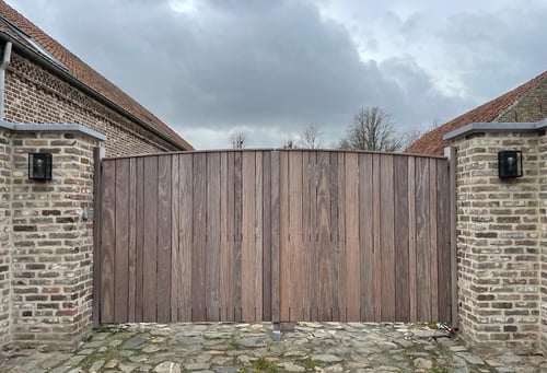 Afrormosia houten draaipoort geplaatst door schrijnwerker Bongaerts D. in Beek