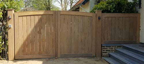 Afrormosia houten draaipoort geplaatst door schrijnwerker Bongaerts D. in Nederland