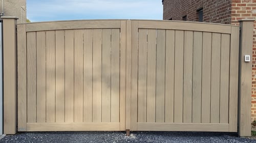 Afrormosia houten draaipoort geplaatst door schrijnwerker Bongaerts D. in Peer