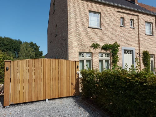 Afrormosia houten draaipoort geplaatst door schrijnwerker Bongaerts D. in Wijchmaal
