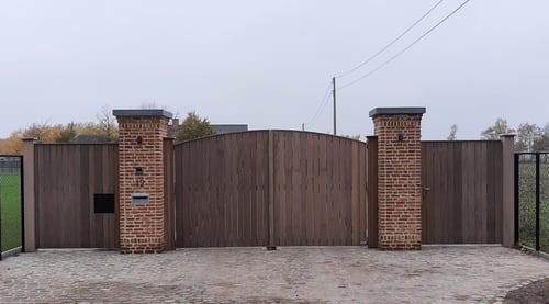 Afrormosia houten draaipoort geplaatst door schrijnwerker Bongaerts D. in Meeuwen