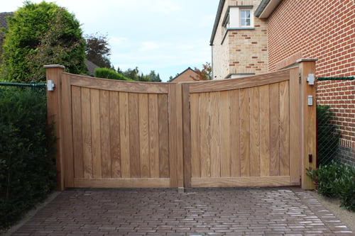 Afrormosia houten draaipoort geplaatst door schrijnwerker Bongaerts D. in Meeuwen